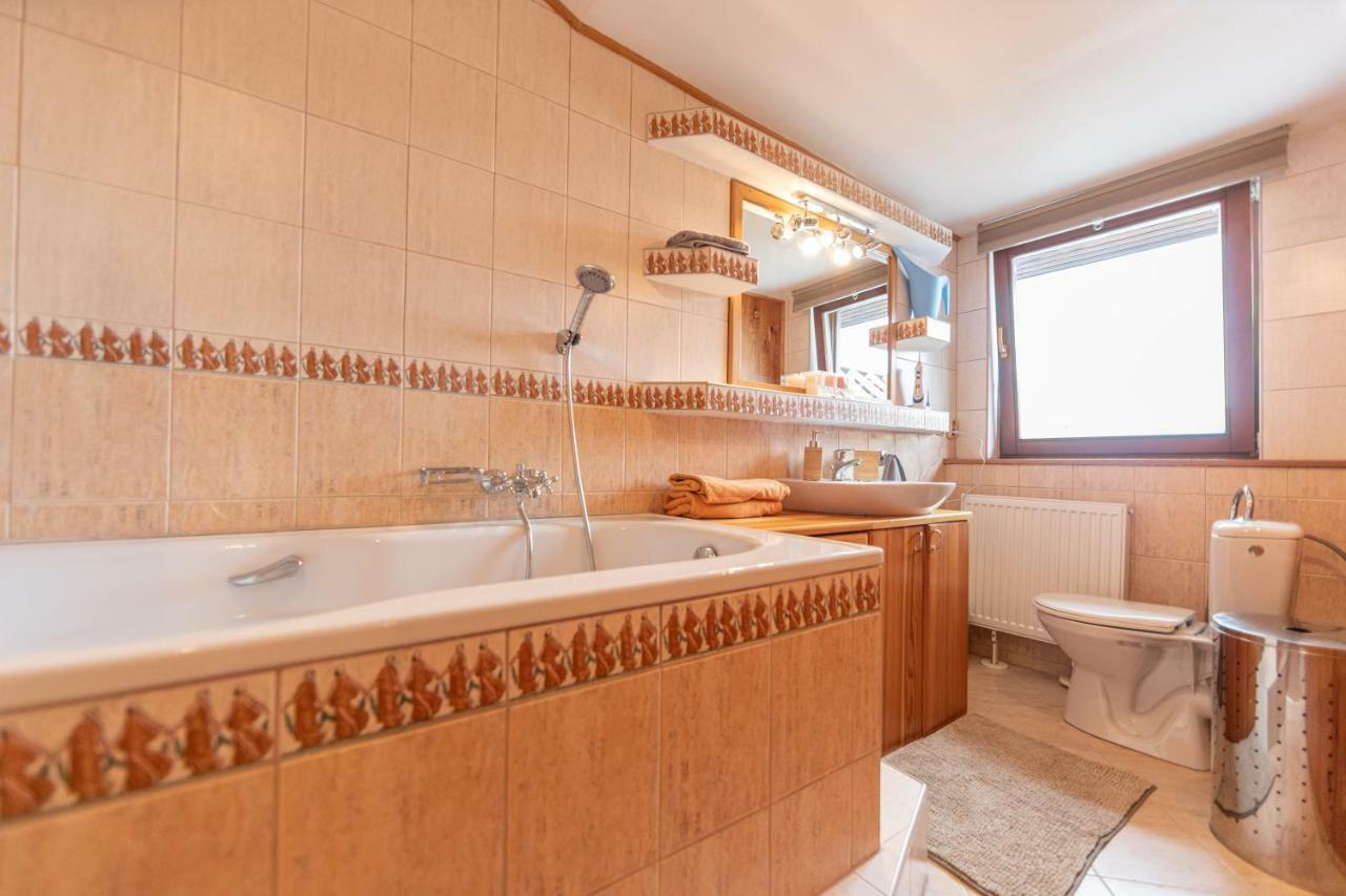 Romanticke Ubytovanie V Podkrovi Idealne Pre Pary Alebo Rodinku-Self Check Bratislava Exteriör bild